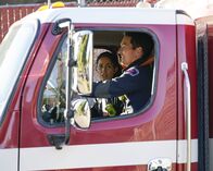 Seattle Firefighters - Die jungen Helden – Andy Herrera (Jaina Lee Ortiz, l.); Travis Montgomery (Jay Hayden, r.)