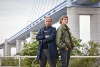 Stralsund – Ab sofort gehen sie gemeinsam auf Verbrechersuche: Karl Hidde (Alexander Held) und die neue Kommissarin Jule Zabek (Sophie Pfennigstorf)- hier vor der Rügenbrücke.