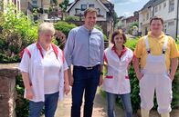 Stadt - Land - Quiz – Moderator Jens Hübschen (2.v.li.) mit Team in in Münchweiler (RP).