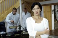 Die Rosenheim-Cops – Frau Böcklin (Martina Maurer) wusste, dass ihr Mann ein Verhältnis hatte, aber wie soll sie beweisen, dass sie mit dem Mord nichts zu tun hatte.