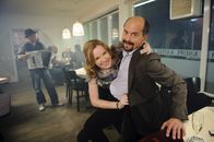 Stromberg – Vorne: Jennifer (Milena Dreißig) findet den Straßenmusiker super, und Stromberg (Christoph Maria Herbst) nutzt die Gelegenheit, ihr beim Tanzen näherzukommen.