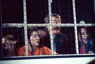 Malcolm mittendrin – Dewey (Erik Per Sullivan, l.), Reese (Justin Berfield, 2.v.l.), Hal (Bryan Cranston, 2.v.r.) und Lois (Jane Kaczmarek, r.) beobachten, wie ihre Couch auf dem Bahngleis von einem Zug mitgerissen wird ...