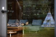Parasite – Ehemann Dong Ik (Lee Sun Kyun) und Gattin Yeon Kyo (Cho Yeo Jeong) ahnen nicht, in welcher Beziehung ihre Angestellten zueinander stehen.
