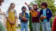 Saïd und Anna – Die Kinder aus der Nachbarschaft beschweren sich, dass die Spielsachen alle kaputt sind.