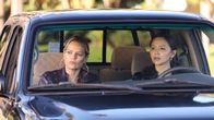 The Rookie – Isabel Bradford (Mircea Monroe, l.) und Lucy Chen (Melissa O'Neil, r.) observieren die zu rettende Person aus einem Auto heraus. Währenddessen befragt Lucy Isabel zu ihrer Vergangenheit als Undercover-Agentin.