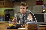 The Big Bang Theory – Noch ahnt Toby (D.J. Qualls) nicht, dass er drogensüchtig ist und einen verlogenen Cousin besitzt ...
