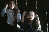 The Others – Grace Mann ist nicht von der Front zurückgekehrt und so lebt die Strenggläubige allein mit ihren beiden Kindern Anna (Alakina Mann, l.) und Nicholas (James Bentley, r.) auf der unheimlichen Kanalinsel Jersey ...