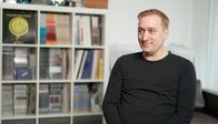 Generation DDR. Geboren im Osten – Paul van Dyk wuchs in Ost-Berlin auf und verließ mit seiner Mutter kurz vor dem Mauerfall die DDR. Wenig später startete er als DJ in den neu entstehenden Berliner Technoklubs eine Weltkarriere.