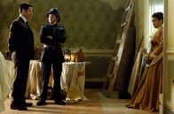 Murdoch Mysteries – Detective Murdoch (Yannick Bisson) befragt Fannie Robinson (Mariah Inger) nach dem Tod ihres Mannes.