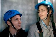 Die Farbe des Windes – Luna (Laura Berlin) nimmt den neugierigen Lionel (Anthony Jeanne) verbotenerweise mit auf das Windrad.