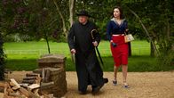 Father Brown – Bunty (Emer Kenny) und Father Brown (Mark Williams) sind schockiert, als sie von dem Tod der Autorin erfahren. Sie wollen mehr über den Tatort und den Mord erfahren.