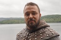 Schottland - Kampf der Clans – Der schottische Rebellenkönig Robert Bruce (David Paisley) ist ein Clan-Oberhaupt, dessen Thronanspruch sich auf seinen Großvater stützt. Schottland soll mit ihm wieder unabhängig werden.