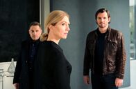 Tatort – Kim Tramell (Ursina Lardi) steht im Mittelpunkt der Ermittlungen der Kommissare Thorsten Lannert (Richy Müller, l.) und Sebastian Bootz (Felix Klare, r.) – oder ein Opfer, denn unter Druck gesetzt, beschuldigt sie ihren Chef der Vergewaltigung.
