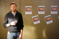 Community – Community Staffel 6 Folge 6 Fühlt sich bedroht: Joel McHale als Jeff Winger Copyright: SRF/2015 Sony Pictures Television Inc. and Open 4 Business Productions LLC.