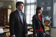 Castle – In einer Schule beginnen die Ermittlungsarbeiten von Richard Castle (Nathan Fillion, l.) und Kate Beckett (Stana Katic, r.), die einem Trickbetrüger auf der Spur sind.