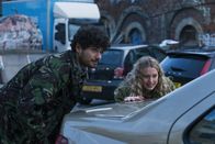 Extraordinary – Kash (Bilal Hasna) und Carrie (Sofia Oxenham) kämpfen verzweifelt darum, ihre Freundin Jen aus dem Kofferraum zu befreien, doch der verschwundene Autoschlüssel droht ihre Rettungsaktion scheitern zu lassen.