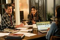 The Rookie – Nolan (Nathan Fillion, l.) macht zufällig Bekanntschaft mit der sympathischen Hundesitterin Bailey (Jenna Dewan, M.). Die beiden verabreden sich zu einem Date, doch statt eines romantischen Abendessens bei Kerzenschein, leistet sie Nolan und seiner Professorin Ryan (Toks Olagundoye, r.) zwischen Papieren und Gesetzestexten Gesellschaft.