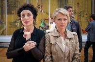 Akte Ex – ARD HEITER BIS TÖDLICH - AKTE EX, neue Krimiserie (8 Folgen), Folge 5 "Schweinkram"50 Uhr im Ersten. Kristina Katzer (Isabell Gerschke, r.) verdächtigt Sybille Lehmann (Teresa Harder, l.), doch die Kunstmäzenin hat ein Alibi.