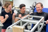 Einstein – Einstein Das Fitness-Experiment: Was lässt Muskeln wachsen? Kathrin Hönegger (l.) und Tobias Müller (M.) feuern an. Copyright: SRF