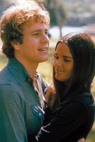Love Story – Liebe kann Berge versetzen: Oliver (Ryan O'Neal) und Jennifer (Ali MacGraw) setzen sich über alle Standesunterschiede hinweg.