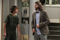Two and a Half Men – Verstehen sich gut: Jake (Angus T. Jones, l.) und Walden (Ashton Kutcher, r.) ...