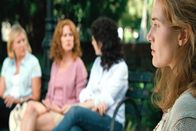 Little Children – Sarah (Kate Winslet) hasst es auf dem Spielplatz zu sitzen. Dort, wo die anderen Mütter tratschen und ihr das Gefühl geben, keine gute Mutter zu sein.