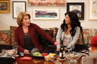 9JKL – Judy (Linda Lavin, l.); Eve (Liza Lapira, r.)