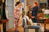 Call Me Kat – Kat (Mayim Bialik, l.); Sheila (Swoosie Kurtz, r.)