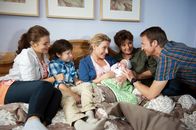 Der Bergdoktor – Hans (Heiko Ruprecht, r.) und Susannes (Nathalie O'Hara, M.) Baby ist da. Lilli (Ronja Forcher, l.), Jonas (Fabian Elias Huber, 2. v. l.) und Lisbeth (Monika Baumgartner, 2. v. r.) freuen sich mit den beiden.