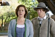Das Wunder von Merching – Kathi (Jule Ronstedt) und ihr Leonard (Klaus Steinbacher) fabrizieren gemeinsam ein Wunder.
