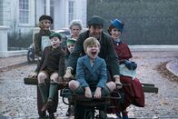 Mary Poppins' Rückkehr – Abenteuerliche Fahrt ins Glück, l-r: Emily Mortimer als Jane Banks, Nathanael Saleh als John, Pixie Davies als Annabel, Julie Walters als Ellen, Joel Dawson als Georgie, Lin-Manuel Miranda als Jack, Emily Blunt als Mary Poppins