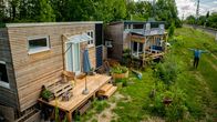 freizeit – Der große Traum vom kleinen Zuhause - die ursprünglich amerikanische Idee vom Tiny House ist längst auch bei uns angekommen: Winzig-Häuser fest verschraubt auf einem Anhänger. Der romantischen Freiheit sind jedoch ein paar Grenzen durch ganz unromantische Begriffe gesetzt: TÜV und Straßenverkehrsordnung, Baurecht und Abwasserklärung. Wer es allerdings geschafft hat und ein Baugrundstück ergattern konnte, der berichtet fasziniert von einem ganz neuen Lebensgefühl. Der Schmidt Max ist durch Bayern gereist und hat Menschen getroffen, die sich ihren Traum vom einfachen Leben erfüllen konnten – oder knapp davorstehen.