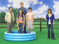 The Middle – (1. Staffel) - Es ist nicht immer heiler Sonnenschein: Sue (Eden Sher, 2.v.l.), Mike (Neil Flynn, hinten), Frankie (Patricia Heaton, r.), Bob (Chris Kattan, l.), Brick (Atticus Shaffer, vorne) und Axl (Charlie McDermott, 2.v.r.) ...