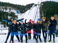 RUN4U - Winteredition! - #lauf – V.l.: Esra, Zoe, Vanessa, Lars, Heidi, Tove, Maddox und Henry vor der großen Skisprung-Schanze in Oberhof