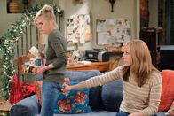Mom – Christy (Anna Faris, l.); Bonnie (Allison Janney, r.)