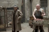 Babylon Berlin – Eine Prostituierte gibt Gereon Rath (Volker Bruch) neue Hinweise. Auf der Suche nach ihr begegnet er Hundejustav (Georg Blumreiter).