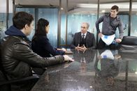 Brooklyn Nine-Nine – (v.l.n.r.) Jake Peralta (Andy Samberg); Amy Santiago (Melissa Fumero); Albert (Michael Albala); Seth Haggerty (Jonathan Chase)