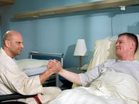 In aller Freundschaft – Uwe Helmich (Thomas Lawinky, rechts) ist überglücklich, dass sein Freund Richard Sander (Alexander Radszun) die Notoperation überlebt hat. Die beiden Freunde versöhnen sich .