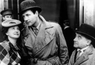 Der Auslandskorrespondent – Eine große amerikanische Zeitung hat den Reporter John Jones alias Huntley Haverstock (Joel McCrea, Mi.) nach Europa geschickt.