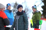 Steirerkind – Sandra Mohr (Miriam Stein) am Tatort des ermordeten Karl Wintersperger, Cheftrainers des österreichischen Herrenskiteams. Sein Sohn Lukas (Christopher Schärf, 2. v. li.) und sein Ziehsohn Mario (Ferdinand Seebacher, li) hatten ein angespanntes Verhältnis zu ihm.