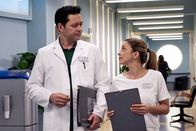 In aller Freundschaft – Endoprothetiker Dr. Philipp Brentano (Thomas Koch) ärgert sich, dass er von dem renommierten Neurochirurgen Prof. Dario Brosi nicht ernst genommen wird. Philipps Frau, Oberschwester Arzu Ritter (Arzu Bazman), versichert ihm, dass ihr ein phantastischer Endoprothetiker, der noch Zeit für die eigene Familie hat, lieber ist, als ein berühmter Professor auf der Überholspur.