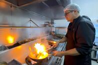 Küchen der Welt – Auf den Spuren des chinesischen Herzens von Lima: Chefkoch Marco Lao bietet Lomo saltado an, einen peruanischen Wok im chinesischen Stil.