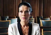 Sturm der Liebe – ARD STURM DER LIEBE FOLGE 1485 Uhr im ERSTEN. Doris (Simone Ritscher) hofft auf einen Freispruch für Konstantin.