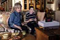 Young Sheldon – Meemaw (Annie Potts, l.); Sheldon (Iain Armitage, r.)