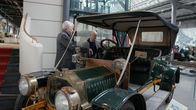 SMS - Schwanke meets Science – Ein DeDion Kraftwagen auf dem Jahre 1909 veranschaulicht, wie sich die digitalisierten Fahrzeuge der Zukunft unterscheiden werden. Ein Lenkrad braucht man dann nur noch im Notfall.