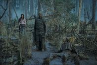 Der Herr der Ringe: Die Ringe der Macht – Als Isildur (Maxim Baldry, r.) und Arondir (Ismael Cruz Córdova, M.) in einem Moor in Lebensgefahr geraten, werden sie von Estrid (Nia Towle, l.) gerettet.