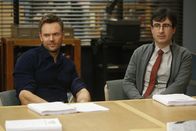 Community – Um Britta endlich rumkriegen zu können, bittet Professor Duncan (John Oliver, r.) Jeff (Joel McHale, l.) um Hilfe ...