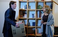 In aller Freundschaft – Als ihr Mann Simon Haas (Tom Mikulla) seine Sachen aus dem gemeinsamen Haus holen will, verliert Sylvia Haas (Nina Weniger) die Fassung. Sämtliche unausgesprochenen Konflikte ihrer gescheiterten Ehe werden herausgebrüllt - auch Sylvias Alkoholsucht.
