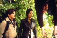 Relic Hunter - Die Schatzjägerin – L-R: Nigel Bailey (Christien Anholt) und Sydney Fox (Tia Carrere)