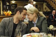 Anna und die Liebe – Jannick (Mike Adler, l.) und Anna (Jeanette Biedermann, r.) sind nach dem Shooting gut gelaunt ...